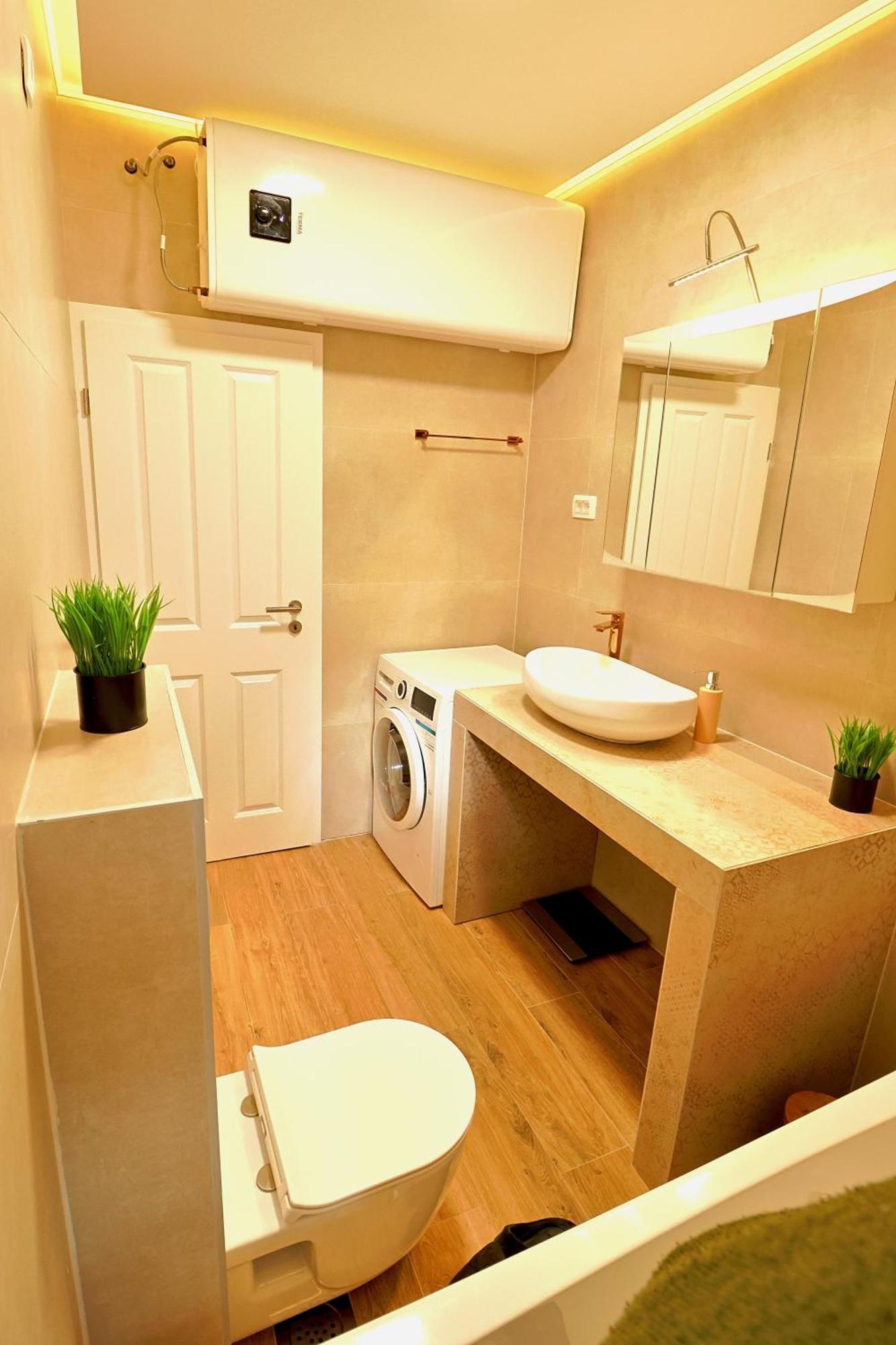 Central Single House With Parking-Top Location! Новаля Екстериор снимка
